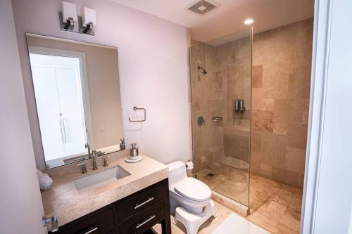 un bagno con doccia, WC e lavandino di Modern Apartment - Steps to Puntarena Beach Club & Shops - Marina Overlook - Sleeps 10 a Boca de Río Hato