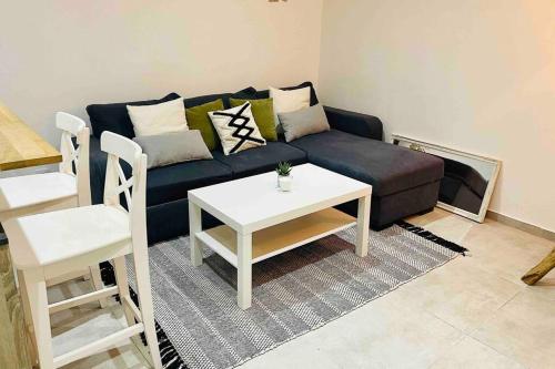 un salon avec un canapé et une table dans l'établissement Toulon: Superbe appartement atypique 2 chambres, à Toulon