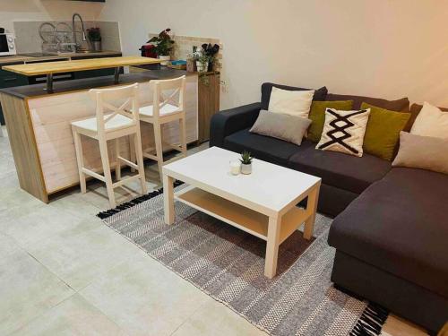 un salon avec un canapé et une table dans l'établissement Toulon: Superbe appartement atypique 2 chambres, à Toulon