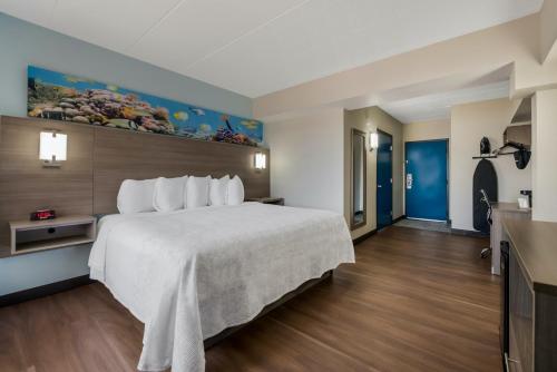 Ένα ή περισσότερα κρεβάτια σε δωμάτιο στο Red Roof PLUS & Suites Virginia Beach - Seaside