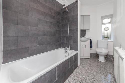 ein Badezimmer mit einer weißen Badewanne und einem WC in der Unterkunft One bedroom flat in Central London #02 in London