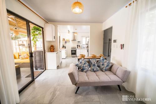 Кухня или мини-кухня в Bungalow with private pool only 15min from Tamarindo Beach
