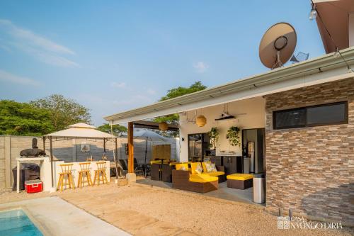 Бассейн в Bungalow with private pool only 15min from Tamarindo Beach или поблизости