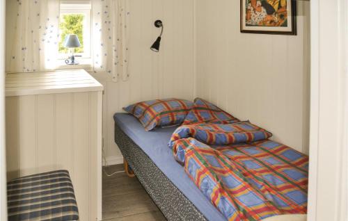 ein kleines Schlafzimmer mit einem Bett und einem Fenster in der Unterkunft 3 Bedroom Nice Home In Rde in Råde