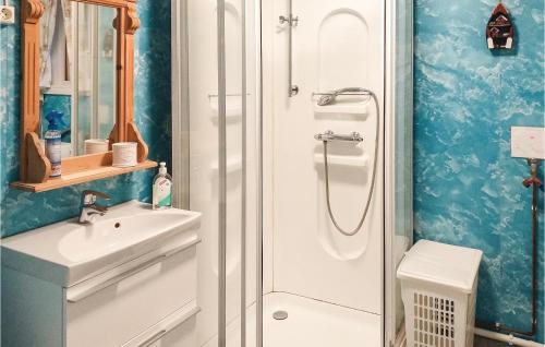 bagno con doccia, lavandino e servizi igienici di 3 Bedroom Nice Home In Rde a Råde