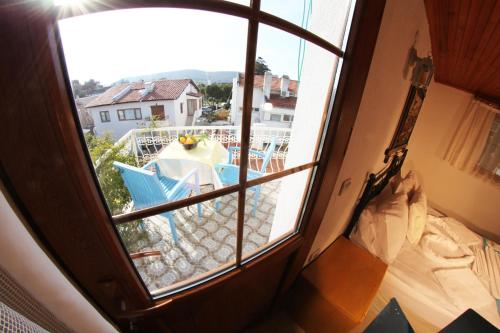 widok na balkon z okna w obiekcie alacati antik motel w mieście Çeşme