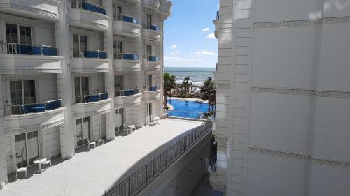 Вид на бассейн в Soleil Summer Apartments или окрестностях