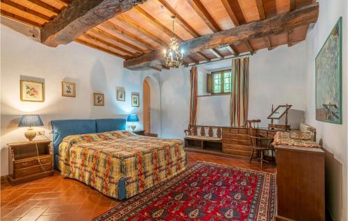 een slaapkamer met een bed en een tafel in een kamer bij Amazing Apartment In Molino Del Piano With House A Panoramic View in Molino del Piano