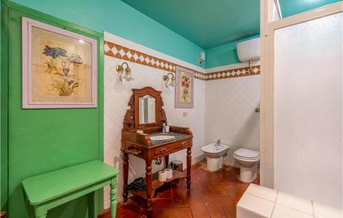 een groene badkamer met een wastafel en een toilet bij Amazing Apartment In Molino Del Piano With House A Panoramic View in Molino del Piano