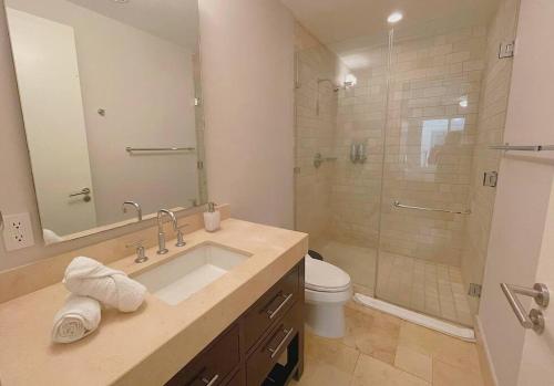 un bagno con lavandino, doccia e WC di Steps to Puntarena Beach Club and Restaurants - Amazing Location - Sleeps 9 a Boca de Río Hato