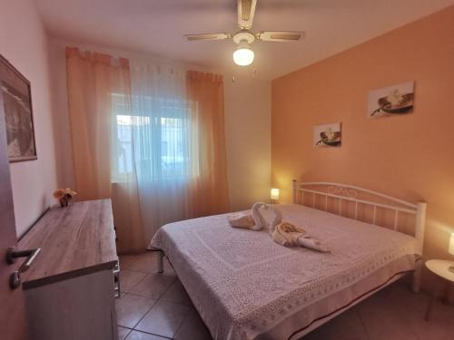 Un dormitorio con una cama con dos toallas encima. en Apartments with a swimming pool Punat, Krk - 5378, en Punat
