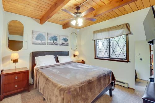 Schlafzimmer mit einem Bett und einem Deckenventilator in der Unterkunft Poconos Vacation Rental 6 Mi to Lake Wallenpaupack in Lake Ariel