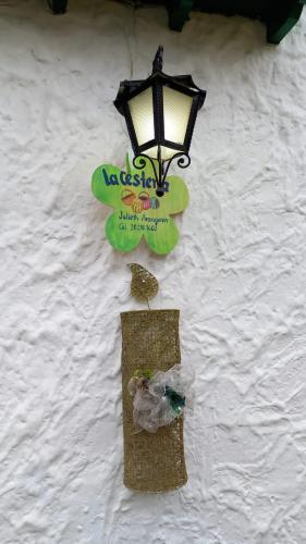 Certificado, premio, señal o documento que está expuesto en Hostal La Cestería Pueblito Boyacense