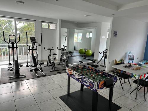siłownia ze stołem do gry w piłkarzyki i rowerami treningowymi w obiekcie Monoambiente Apart-Studio w mieście Tegucigalpa