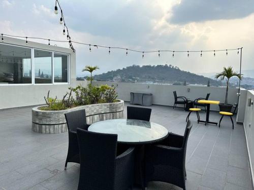 a patio with a table and chairs on a roof at Monoambiente Apart-Studio in Tegucigalpa