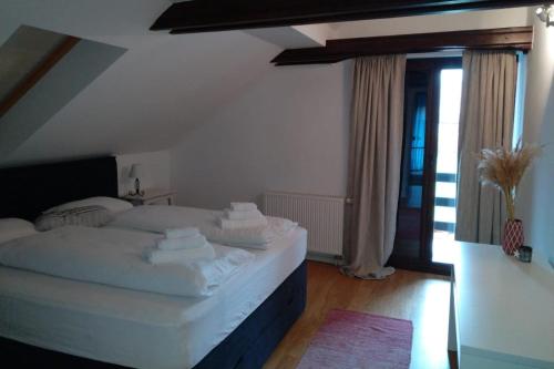 1 dormitorio con 1 cama grande con sábanas blancas en Holiday house with a parking space Tuheljske Toplice, Zagorje - 21224, en Dubrovčan