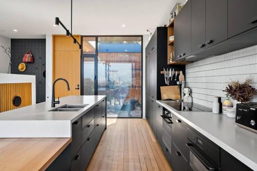 Η κουζίνα ή μικρή κουζίνα στο Stunning home with Breathtaking Views