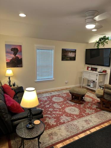 een woonkamer met een bank en een flatscreen-tv bij NEW Private House B with Carports EV Plugin L2 in Twin Falls