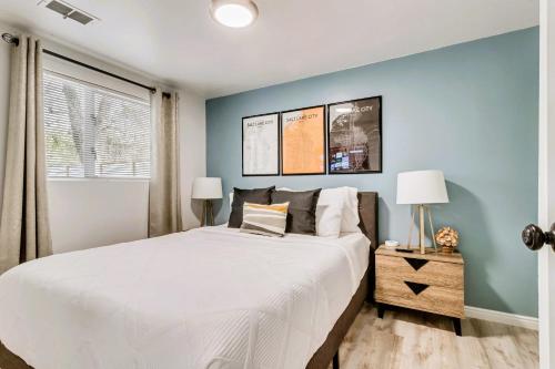 um quarto com uma grande cama branca e uma parede azul em Close to Downtown - K and Q Beds - Parking em Salt Lake City