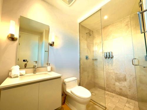 Bilik mandi di Modern - Marina View Balcony - Exquisite Pool - Sleeps 6