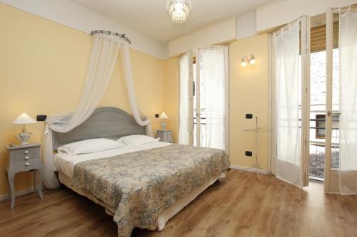 a bedroom with a bed with a canopy at Appartamenti Piazza Umberto I in Torri del Benaco