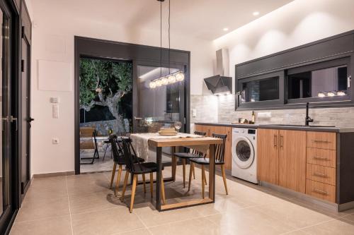 a kitchen with a table and chairs in a kitchen at Casatino Villas in Kalianeika