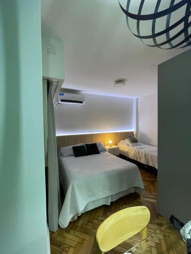 ein Schlafzimmer mit einem Bett und einem Stuhl in der Unterkunft Iluminada Haus in Buenos Aires