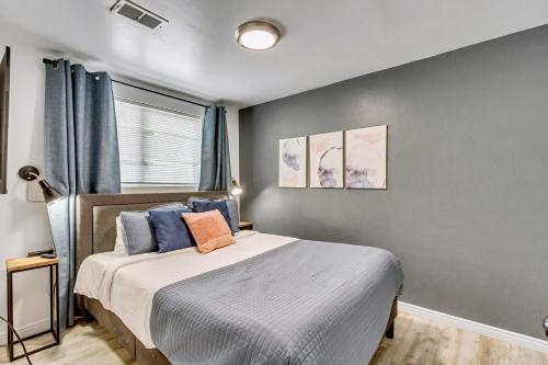 een slaapkamer met een bed en een raam bij Cozy for Bookworms - Laundry - King Bed - Parking in Salt Lake City