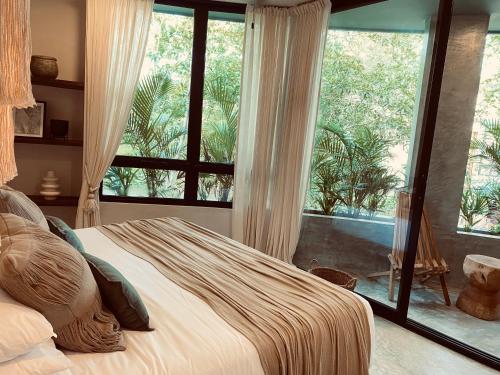 Tempat tidur dalam kamar di Private Pool Jungle Boho Villa Soona 7B