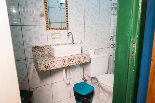 uma casa de banho com um lavatório e um WC em Morango das Palmas em Praia de Palmas