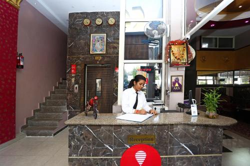 Lobby/Rezeption in der Unterkunft OYO Hotel Vaishnavi