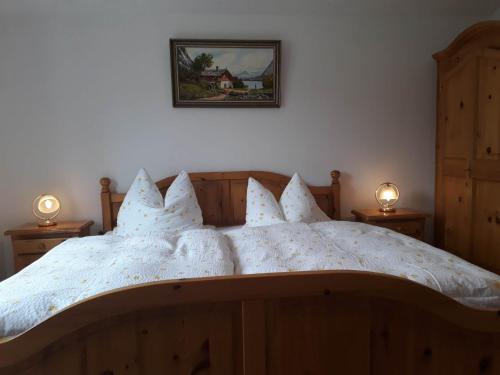 ein Schlafzimmer mit einem großen Bett mit weißen Kissen in der Unterkunft Haus Widlbrand in Schönau am Königssee