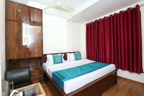Säng eller sängar i ett rum på OYO Hotel Sai Stay Inn