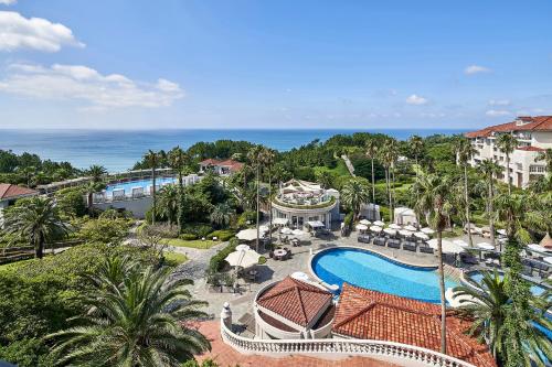 uma vista aérea de um resort com uma piscina em The Shilla Jeju em Seogwipo