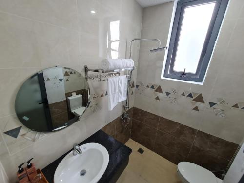 uma casa de banho com um lavatório e um espelho em Seaside Hotel - Rach Gia em Rạch Giá