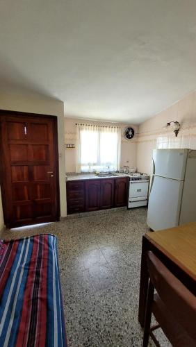 uma cozinha com um frigorífico e uma bancada em Departamento em Termas de Río Hondo