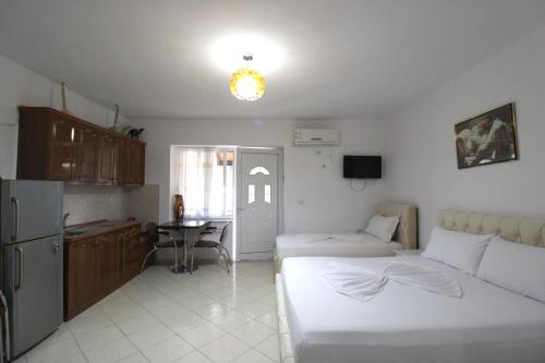 Ein Bett oder Betten in einem Zimmer der Unterkunft Seaside Vila Genti Pollo