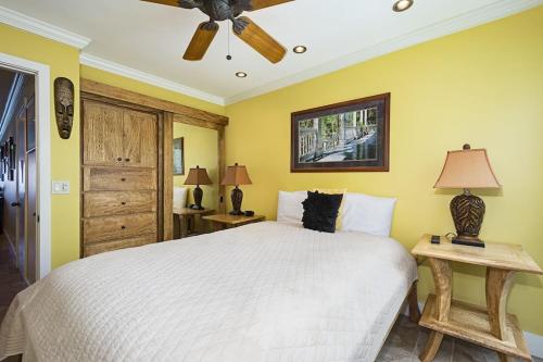 a bedroom with a bed and a ceiling fan at Ocean Front Condo SV4207 in Kailua-Kona