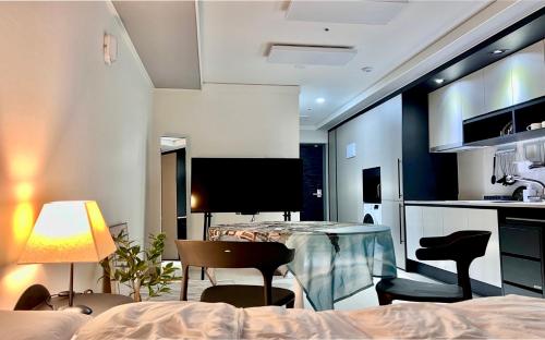 une chambre avec une table et des chaises ainsi qu'une cuisine dans l'établissement Mi Stay - StarBnB branch, à Daegu