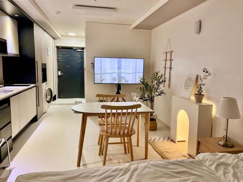 テグにあるMi Stay - StarBnB branchのテーブルと椅子のあるキッチンとリビングルーム