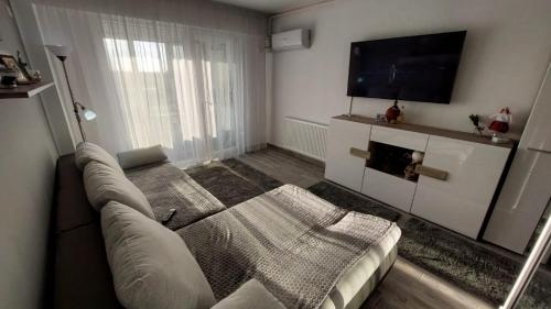 TV a/nebo společenská místnost v ubytování VEL Beach Apartment