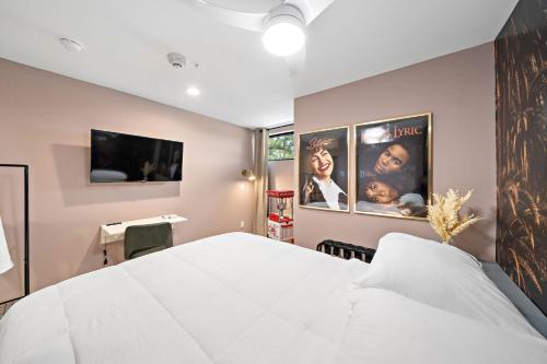 a bedroom with a large white bed and a desk at Wanderstay Boutique Hotel in Houston