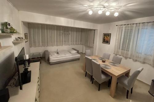 Apartments with parking space Palit, Rab - 18900