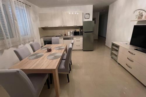 Apartments with parking space Palit, Rab - 18900