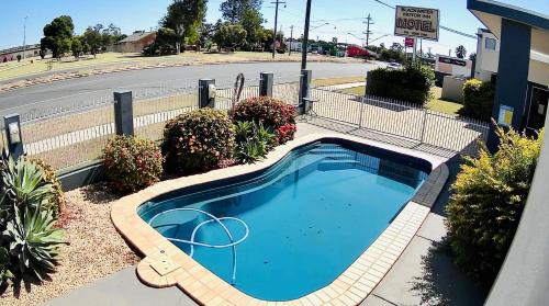 ein kleines Schwimmbad in der Mitte einer Straße in der Unterkunft Blackwater Motor Inn in Blackwater