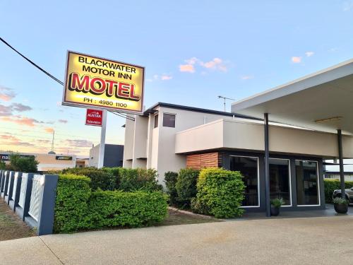 un edificio con un cartel para un motel en Blackwater Motor Inn, en Blackwater
