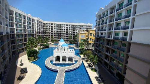 uma vista aérea de uma piscina num edifício em Arcadia Beach Continental em South Pattaya