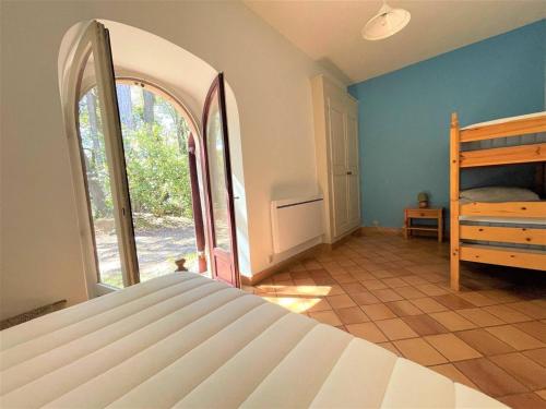 um quarto com uma cama e uma grande janela em Appartement Vallon-Pont-d'Arc, 3 pièces, 5 personnes - FR-1-697-19 em Vallon-Pont-dʼArc