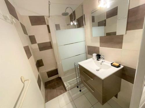 uma casa de banho com um lavatório e um espelho em Appartement Vallon-Pont-d'Arc, 3 pièces, 5 personnes - FR-1-697-19 em Vallon-Pont-dʼArc