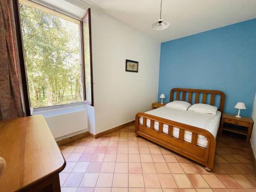 een slaapkamer met een bed en een groot raam bij Appartement Vallon-Pont-d'Arc, 3 pièces, 5 personnes - FR-1-697-21 in Vallon-Pont-dʼArc